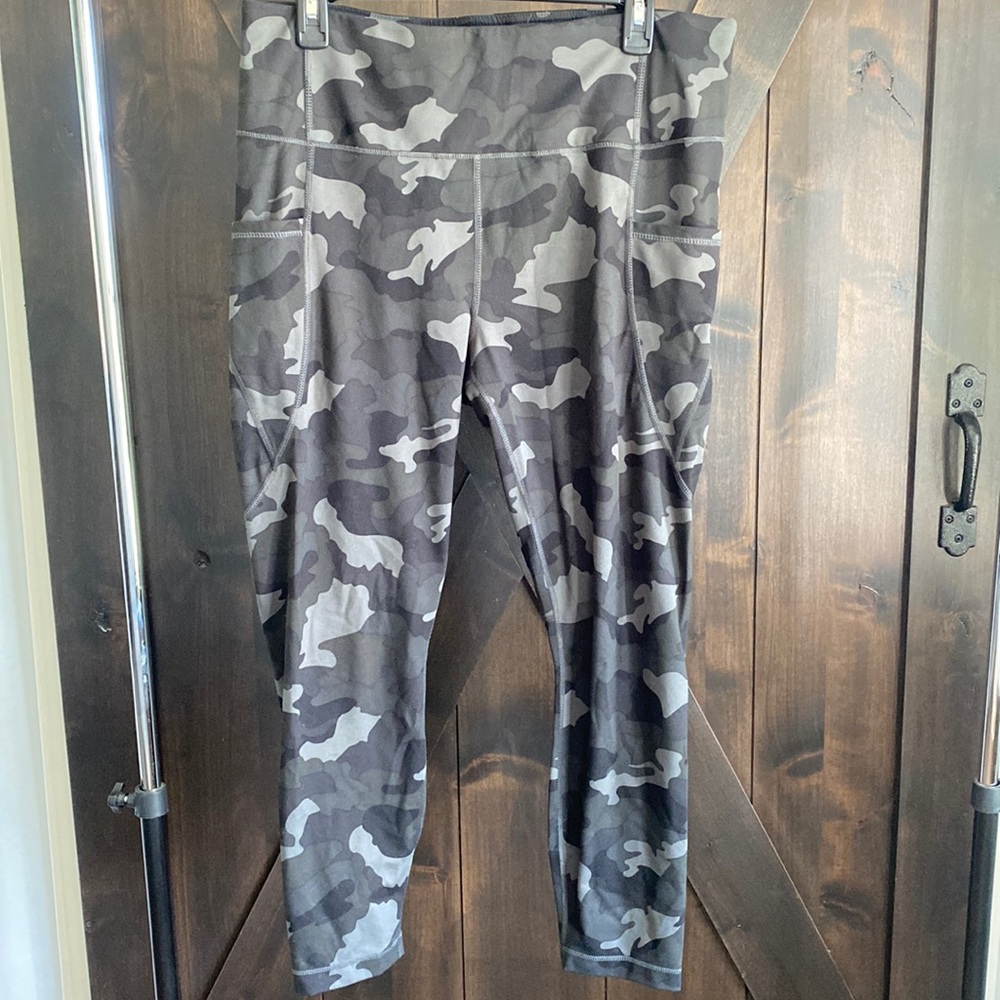 Capri yoga pants with pockets